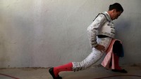 Seorang matador mempersiapkan diri sebelum memasuki arena untuk bertarung melawan banteng. Susana Vera/Reuters.