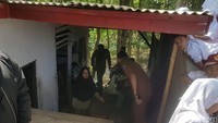 Meski memanfaatkan toilet sekolah sebagai bagian dari rumahnya, Nining mengaku tidak terganggu. Ia memanfaatkan toilet untuk dijadikan dapur dan kebutuhan kakus. Sementara, ia memanfaatkan lahan di samping toilet untuk tinggal sehari-hari.