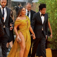 Beyonce yang datang bersama suaminya, Jay Z, menyempurnakan gayanya dengan clutch emas bulat nan berkilauan berikut sendal heels senada. Foto: Getty Images