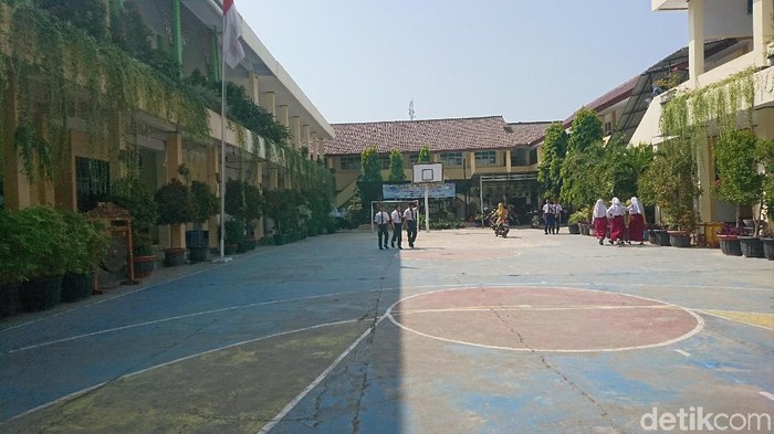 Hari pertama masuk sekolah di Cilegon, Banten.