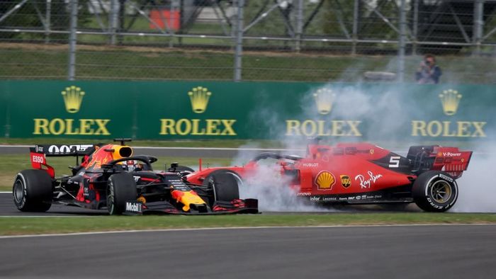 Momen ketika Verstappen (kiri) ditabrak Vettel di Sirkuit Silverstone, Inggris, Minggu (14/7/2019). (Foto: Charles Coates/Getty Images) Momen ketika Verstappen (kiri) ditabrak Vettel di Sirkuit Silverstone, Inggris, Minggu (14/7/2019). (Foto: Charles Coates/Getty Images)