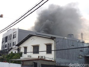 4 Pegawai Gudang Sempat Terjebak di Atap Saat Kebakaran