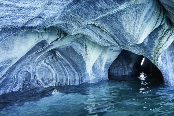 Melalui proses panjang, sekitar 6.000 tahun, gua ini dibentuk oleh gelombang, arus dan pasang surut alami. (iStock)