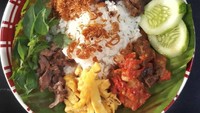 Empal. Sambal goreng hati, kering tempe dan telur dadar jadi lauk utama nasi langgi. Ditambah kemangi dan mentimun makin komplet. Foto : Instagram @kristy..p.wardani