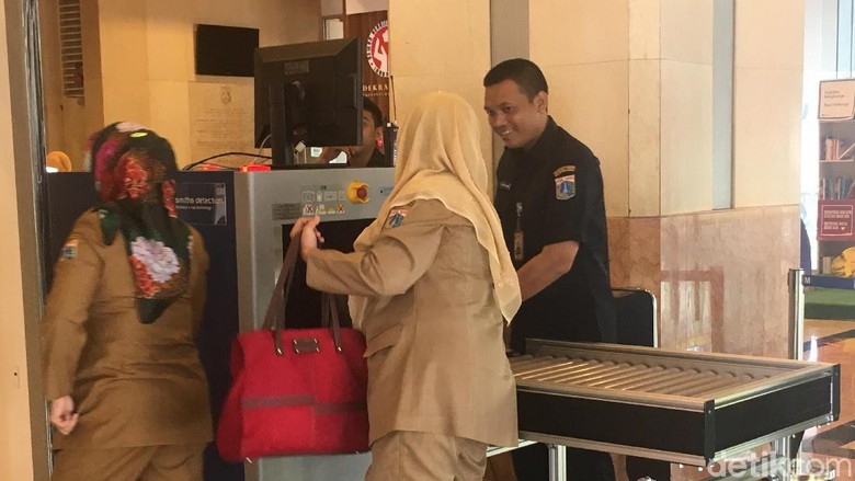 Antar Anak Sekolah Hari Pertama, PNS DKI Tiba di Balai Kota Pukul 09.30 WIB Antar Anak Sekolah Hari Pertama, PNS DKI Tiba di Balai Kota Pukul 09.30 WIB
