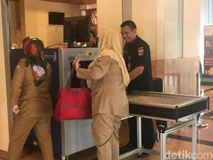 Antar Anak Sekolah Hari Pertama, PNS DKI Tiba di Balai Kota Pukul 09.30 WIB