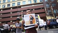 Mereka menyuarakan aspirasinya di depan Mabes Polri.