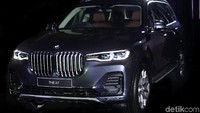 BMW Group Indonesia secara resmi merapatkan mobil bergaya Sport Utility Vehicle (SUV) BMW X7 di Tanah Air. Mobil bongsor paling mewah di keluarga SUV BMW ini menampakkan diri sebelum diperkenalkan ke publik bertempat di Museum MACAN, Jakarta Barat, Senin (15/7/2019).