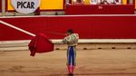 Aksi Matador Bertarung Melawan Banteng di Festival San Fermin