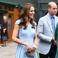 Turut menyempurnakan gaya ibu tiga anak itu, clutch coklat bemotif. Tidak ketinggalan sepasang heels bergaya klasik dalam nuansa nude dari Aldo. Foto: Getty Images