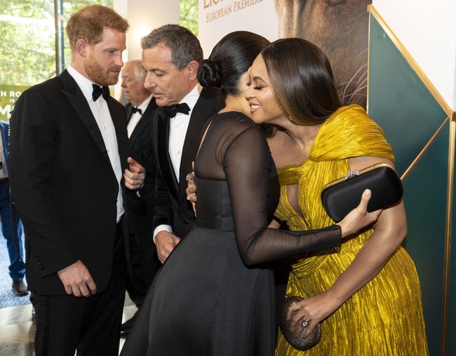 Masih di Juli, Meghan Markle dan Pangeran Harry menghadiri premier The Lion King di London, Inggris. Pertemuan Meghan Markle dan Beyonce menjadi sorotan mengingat Duchess merupakan keturunan Afrika. (Foto: Gareth Cattermole/Getty Images for Disney)