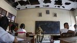 Potret Hari Pertama Masuk Sekolah di Tengah Keterbatasan