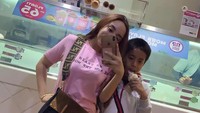 Lagi-lagi makan es krim bareng Aziel. Kayaknya gerai es krim ini jadi favorit mereka berdua, nih. Foto: Instagram salmafinasunan