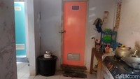 Toilet untuk guru dan murid SD itu ia gunakan untuk dapur dan ada tempat salat. Sekat temboknya ia gunakan untuk tempat tidur dan warung yang menjual aneka camilan untuk anak sekolah.