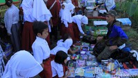Di luar sekolah, para siswa mengerumuni para pedagang.