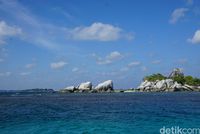  Laut dengan batu granit di sekitarnya (Shinta Angriyana/detikcom)