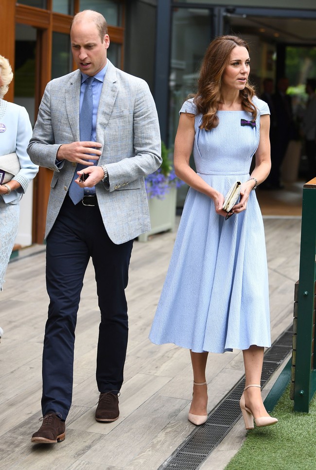 Kate Middleton mengandalkan gaun biru dengan rok bersiluet flare dari desainer favoritnya, Emilia Wickstead. Gaun bergaya 50-an dari koleksi Spring-Summer 2019 itu diketahui berharga 1390 poundsterling atau Rp 24,5 juta. Foto: Getty Images
