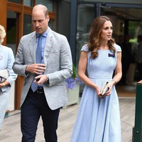 Kate Middleton mengandalkan gaun biru dengan rok bersiluet flare dari desainer favoritnya, Emilia Wickstead. Gaun bergaya 50-an dari koleksi Spring-Summer 2019 itu diketahui berharga 1390 poundsterling atau Rp 24,5 juta. Foto: Getty Images