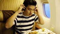 Masih lebih enakan @secbowl daripada makanan first class penerbangan kali ini. Serius. Hehehe, tulis Rius di keterangan foto. Kira-kira maskapai mana yang dimaksud ya? Foto: Instagram rius.vernandes
