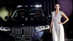 Senyum Menawan di Balik BMW X7