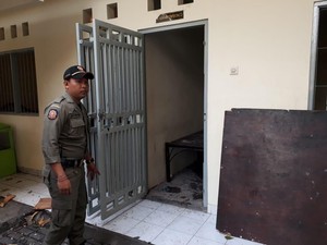 Diamankan Satpol PP Bali, Wanita Ini Coba Kabur dan Ngamuk Lempari Genting
