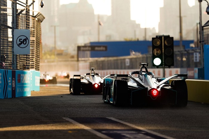 Warga Jakarta bisa menonton langsung kejuaraan balap mobil listrik dunia Formula E mulai tahun depan.