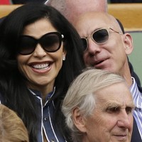 Jeff dan sang presenter 49 tahun itu tampil sangat mesra saat hadir menonton pertandingan tenis Wimbledon di London, Minggu (14/7/2019).  Foto: Dok. AP