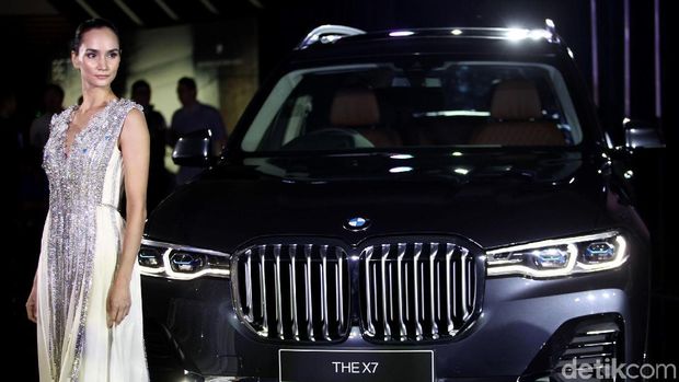  Ilmira Usmanova berpose dengan BMW X7