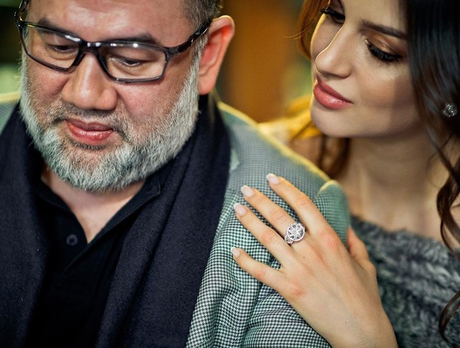 Dan di tengah kebahagiaan memiliki anak itu, Oksana kembali dikabarkan sudah diceraikan oleh Sultan Muhammad V. Gosip perceraian sebelumnya juga sudah menerpanya ketika baru dua bulan dinikahi sang sultan. Dongeng tentang Cinderella Rusia yang menikah dengan seorang raja sepertinya akan berakhir. Mempersiapkan dokumen-dokumen yang dibutuhkan sudah dilakukan, tulis surat kabar Tolko Nikomu pada Januari 2019. Foto: Instagram @rihanapetra