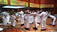 Jemaah calon haji Maktour mendapat bimbingan cara mengenakan kain ihram.
