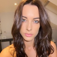 Emily terlibat dalam kecelakaan kemarian dan meninggal dunia. Kami semua sangat mencintainya dan dia tidak akan terlupakan. Dia telah menyentuh hiudp banyak orang, sulit untuk dibayangkan jika tidak ada dia. Dia adalah orang yang sangat spesial, tulis pihak terdekat Emily di Instagram. Foto: Instagram @emilyhartridge