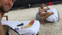 Selain ahli bermain tenis, pria yang memiliki banyak gelar juara ini juga hobi kulineran. Bersama keluarga dan teman-temannya, ia kerap pamer momen makannya. Termasuk ketika santai bersama sang istri.  Foto: instagram @djokernole