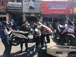 Belasan Motor yang Diparkir Sembarangan di Garut Diangkut