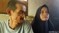Bersama suaminya, Ebi Husaebi (46), keduanya memanfaatkan toilet sekolah sejak dua tahun lalu.