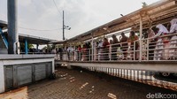 Para calon penumpang mengantre untuk menaiki bus TransJakarta di Halte Pasar Baru.