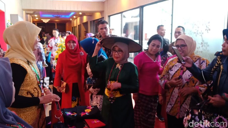 Mufidah Kalla Ajak Perajin Tenun Kaltim Pameran di Jakarta Mufidah Kalla Ajak Perajin Tenun Kaltim Pameran di Jakarta