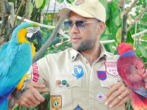Girangnya Dani Alves Main ke Kebun Binatang di Bali
