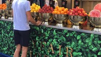 Jalan-jalan di Chicago, Djokovic tampak mampir di satu toko jus buah. Dereatan buah di depan toko ini menarik perhatiannya. Kira-kira jus apa yang ia beli ya? Foto: instagram @djokernole