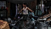 Walaupun begitu sejumlah anak-anak tetap bermain dengan gembira.