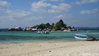 Pasir putih dengan hamparan laut birunya cantik banget! Dijamin, betah kalau duduk santai di sana (Shinta Angriyana/detikcom)