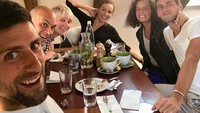Bersama keluarganya, Djokovic tampak habis menikmati jamuan sambil ngobrol seru. Saking serunya, makanannya sampaitak bersisa nih. Foto: instagram @djokernole