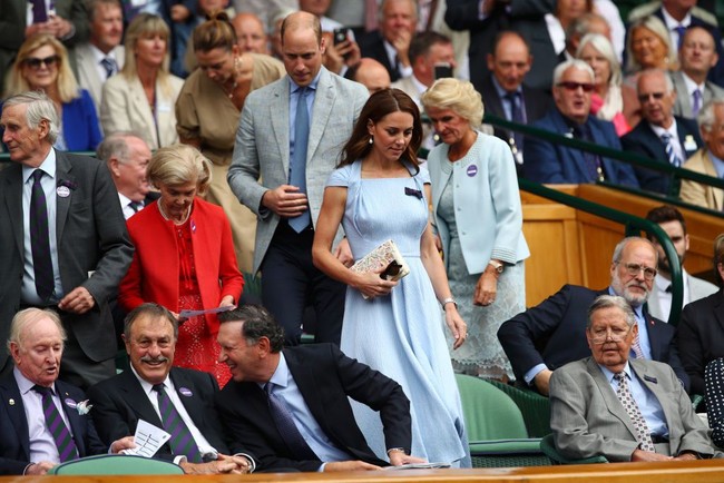 Sebagai tamu kehormatan, Kate Middleton dan Pangeran William duduk di Royal Box. Kate sempat tertangkap kamera sedang menatap mesra sang suami saat berbincang. Foto: Getty Images