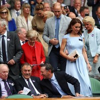 Sebagai tamu kehormatan, Kate Middleton dan Pangeran William duduk di Royal Box. Kate sempat tertangkap kamera sedang menatap mesra sang suami saat berbincang. Foto: Getty Images