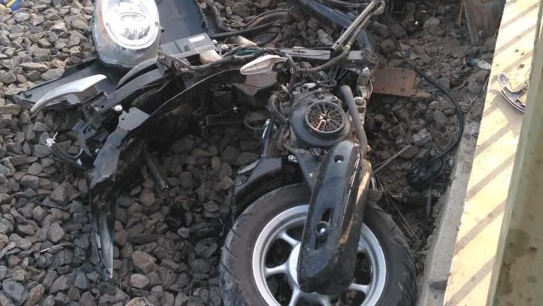 Terobos Palang Pintu, Ojek dan Seorang PNS Tewas Tertabrak KRL di Depok Terobos Palang Pintu, Ojek dan Seorang PNS Tewas Tertabrak KRL di Depok