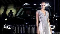 Berpose di depan BMW X7 yang medapat predikat The President model yang satu ini tidak kalah memesona.