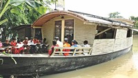 Bangladesh menjadi salah satu negara yang sering dilanda banjir. Agar tetap bisa sekolah, dibuatlah kapal sederhana untuk fasilitas belajar mengajar. Istimewa/thedailystar.net.
