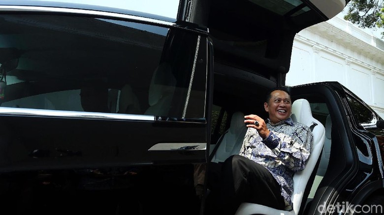 Saat Bansoet kendarai Tesla Foto: Rengga Sancaya Saat Bansoet kendarai Tesla Foto: Rengga Sancaya