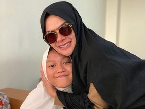 Berhijab Syari, Nikita Mirzani Antar Anak Masuk Sekolah