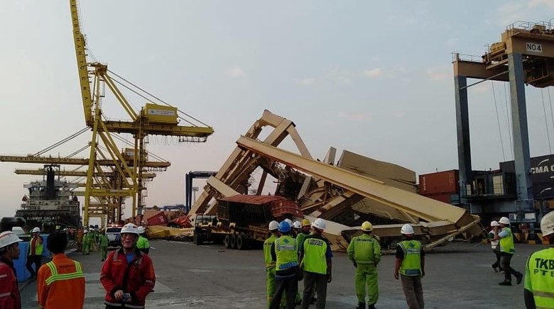 Pasca Crane Roboh, Layanan Terminal Peti Kemas Semarang Kembali Normal Pasca Crane Roboh, Layanan Terminal Peti Kemas Semarang Kembali Normal