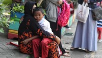 Tidak mau lepas dari gendongan mamah.